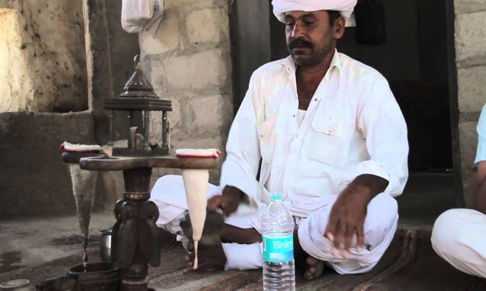 Chủ nhà cho khách thưởng thức thuốc phiện chủ yếu qua đường uống. 