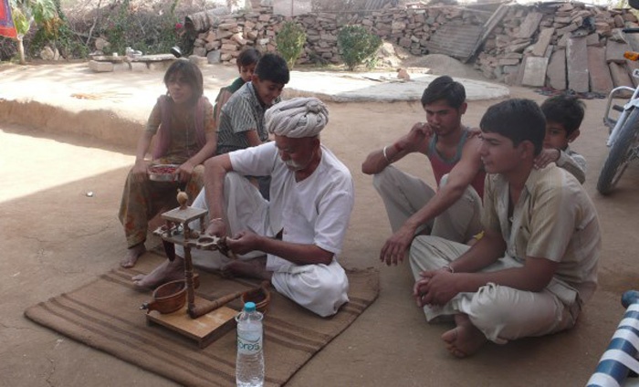 Hiện nay, nghi lễ dùng thuốc phiện đã chính thức bị cấm tại Ấn Độ. Tuy nhiên, dân làng cực lực phản đối việc cấm phong tục truyền thống này.