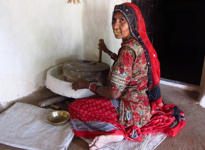 Chính quyền không cấm được, vì phong tục này đã ăn vào nghi thức đời sống hàng trăm năm qua, nên đã làm ngơ.