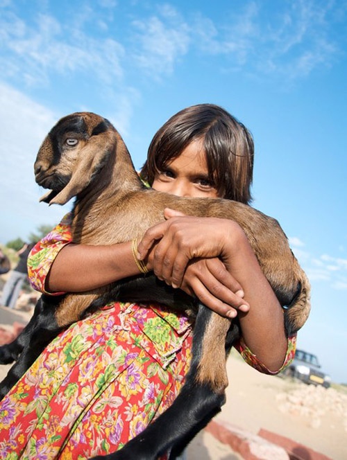 Cư dân ở đây yêu muông thú đến mức những người phụ nữ của vùng đất này đã dùng dòng sữa của mình nuôi những chú hươu nhỏ.