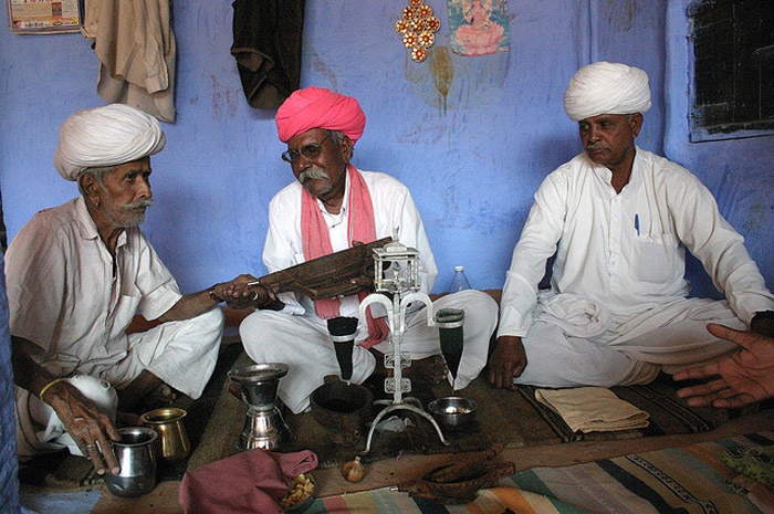 Chủ nhà hướng dẫn và mời khách thử  thuốc phiện qua đường uống