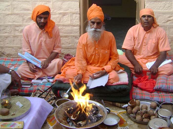 Bữa thết đãi thuốc phiện coi như quà gặp mặt của gia chủ, được gia chủ chuẩn bị tỉ mẩn, chu đáo.