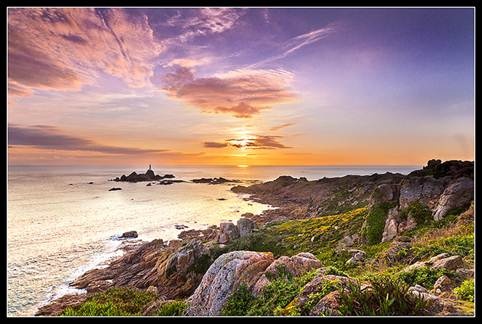 Ngọn hải đăng Corbiere nằm trên quần đảo Channel, là một trong những địa điểm đặt đẹp sẽ khiến bạn phải trầm trồ. Mũi đất nhô ra nằm phía Tây Nam của Jersey ở St. Brelade. Ngọn hải đăng được thắp sáng lần đầu tiên vào năm 1874 và vẫn tỏa sáng cho đến tận ngày nay.