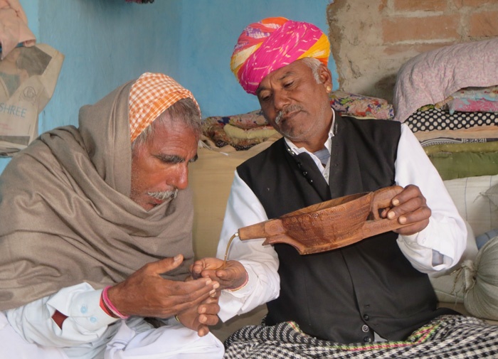 Họ dùng một chiếc bát đồng để tán nhỏ thuốc phiện, sau đó lọc qua 3 lần nước một cách từ từ, nhỏ giọt.