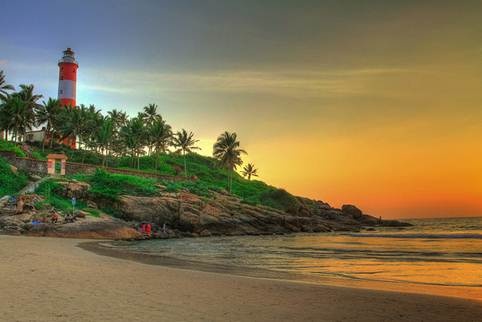 Ngọn hải đăng Vizhinjam hay còn được biết đến với cái tên ngọn hải đăng bãi biển Kovalam nằm trên mỏm đá nhô trên bờ biển Kerala miền Nam Ấn Độ. Ngọn hải đăng được làm bằng đá và sơn màu đỏ, trắng, bên cảnh quan tráng lệ của đại dương. Để đến được với ngọn hải đăng này bạn cần phải leo qua 144 bậc và cầu thang. Lưu ý trẻ em và người lớn tuổi không nên đến đây. Nếu bạn không ngại leo cao và không đến đây vào mùa mưa, bạn sẽ được ngắm cảnh hoàng hôn tuyệt đẹp, khi mặt trời lặn xuống biển.
