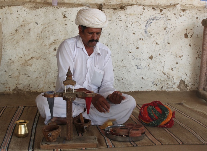 Thứ nước này được đun bằng một dụng cụ chuyên biệt, tạo thành một hỗn hợp có tên Amal.