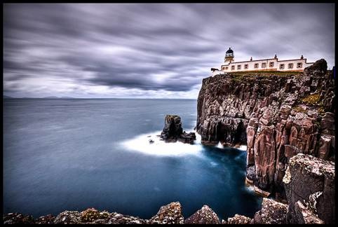 Ngọn hải đăng Neist Point nằm trên đảo nhỏ Skye ở Scotland. Bán đảo đá Duirinish đánh dấu điểm phía Tây hòn đảo, ngọn hải đăng Neist Point, là nơi xem cá voi, cá heo và rất nhiều loài chim khác đến cư trú. Neist Point được thiết kế bởi David Alan Stevenson và bắt đầu hoạt động vào năm 1909. Khách du lịch có thể đến thăm ngọn hải đăng còn khu nhà hải đăng thuộc sở hữu tư nhân.