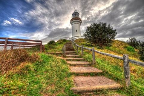 Nằm ở New South Wales, ngọn đèn biển vịnh Cape Byron là ngọn hải đăng xa xôi nhất ở phía Đông Australia.  Hải đăng vịnh Cape Byron được xây dựng vào năm 1901 và hiện tại được duy trì bởi Quỹ Bảo tồn Cape Byron. Đứng trên ngọn hải đăng này bạn sẽ được ngắm toàn cảnh biển đẹp lộng lẫy, xem cá voi, cá heo. Khu nhà phía dưới được tân trang lại và cho thuê ngay bên cạnh ngọn hải đăng. Khi không xem cá voi nữa hoặc ngừng chụp những bức ảnh đẹp từ cảnh biển, bạn có thể ngồi nhâm nhi ly nước trong quán café Hải đăng.