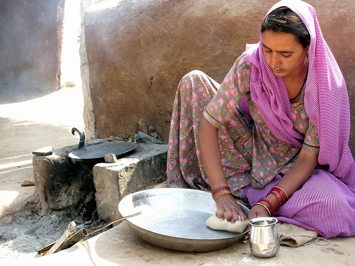 Trong nghi lễ của các đám cưới và lễ hội thì thủ tục mời khách bằng thuốc phiện là không thể thiếu.