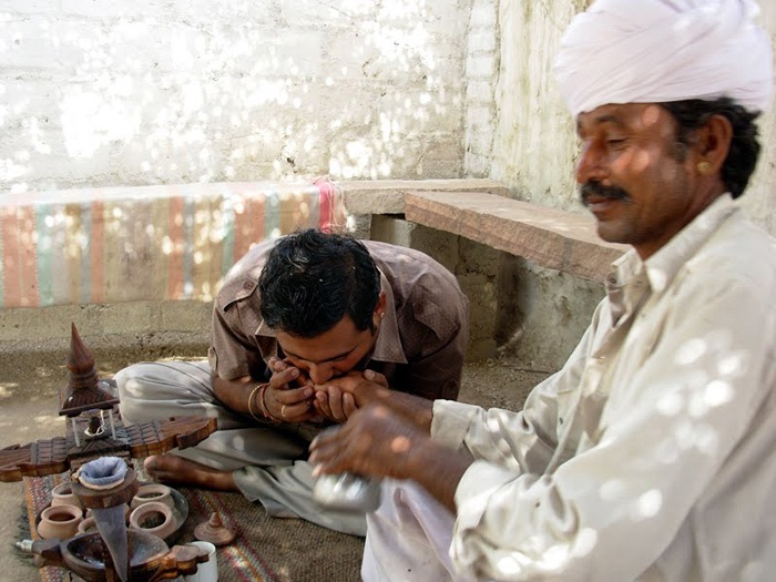 Đại diện hai bên gia đình của cô dâu và chú rể sẽ mời nhau thuốc phiện từ lòng bàn tay của ba người khác nhau của gia đình thông gia.