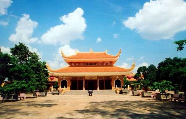 Chùa Hoằng Pháp có lễ hội hoa đăng kỷ niệm đức Phật A Di Đà lớn nhất; chùa có chân đèn lớn nhất Việt Nam và ngôi chùa có tổ chức nhiều khóa tu Phật thất với số lượng Phật tử tham gia đông nhất. Chùa đã tồn tại hơn nửa thế kỷ và là nơi thu hút các tín đồ phật giáo ở TP.HCM và các vùng lân cận. Ảnh vncgarden