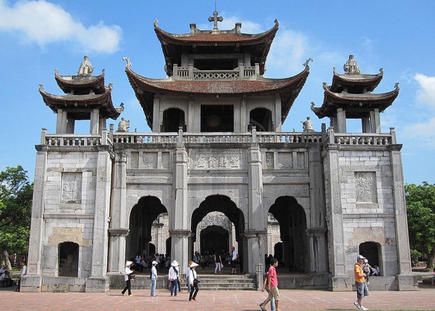 Nhà thờ đá Phát Diệm là một quần thể nhà thờ công giáo rộng khoảng 22 ha, nằm tại thị trấn Phát Diệm, huyện Kim Sơn (Ninh Bình), cách Hà Nội khoảng 120km về hướng Nam. Nhà thờ được xây dựng bằng toàn đá và gỗ, được khởi công xây dựng từ năm 1875 đến 1898 mới cơ bản hoàn thiện. Nét độc đáo của nhà thờ này là mặc dù là nhà thờ công giáo nhưng được mô phỏng theo những nét kiến trúc đình chùa truyền thông của Việt Nam.