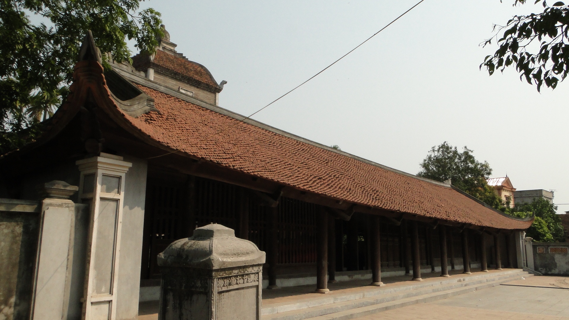 Nằm ở xã Thanh Khương huyện Thuận Thành (Bắc Ninh), cách Hà Nội khoảng 30km, chùa Dâu được xem là trung tâm cổ xưa nhất của Phật giáo Việt Nam. Đây là ngôi chùa có lịch sử hình thành sớm nhất Việt Nam dù các dấu tích vật chất không còn, chùa đã được xây dựng lại. Chùa là một danh lam bậc nhất của xứ Kinh Bắc xưa nay và là một di tích Quốc gia đặc biệt của Việt Nam.