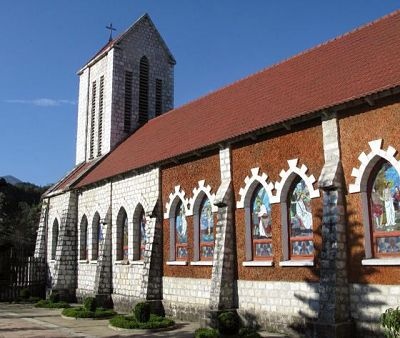 Phần tường của cánh thánh giá bên phải được tạo nhám như nhũ đá chảy xuống làm tăng thêm vẻ đẹp tự nhiên cho di tích. Mái nhà lợp ngói, trần nhà bằng vôi rơm (nay làm mới). Đặc biệt trần ở phần gác chuông (gần quả chuông) là hỗn hợp của vôi, rơm, sắt, chưa sửa chữa lần nào. Với tổng diện tích của khuôn viên nhà thờ hơn 6.000 m2, nhà thờ Sa Pa có đủ chỗ cho việc bố trí các khu bao gồm: Khu nhà thờ, dẫy nhà xứ, nhà ở của thầy tu, nhà chăn nuôi, nhà thiên thần, phần sân phía trước, hàng rào, khu Vườn Thánh. 