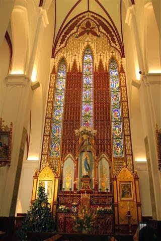 Không gian rộng lớn bên trong nhà thờ được đánh giá là một trong những nhà thờ cổ kính, đẹp nhất Việt Nam. Khu cung thánh chạm trổ hoa văn bằng gỗ sơn son thiếp vàng kết hợp với hệ thống tranh Thánh bằng kính màu.