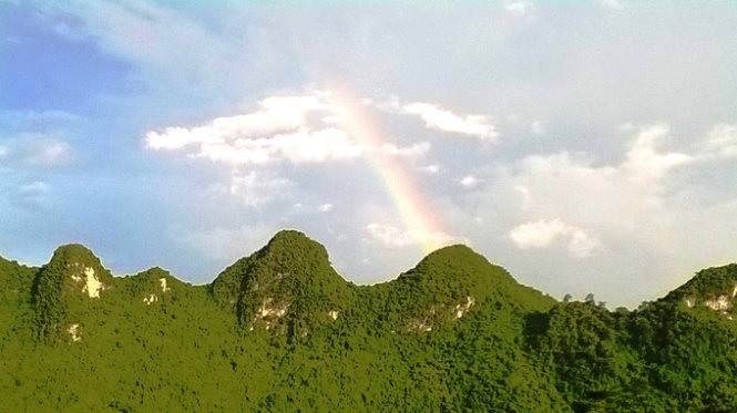 Cầu vồng vụt lên từ đá núi sau cơn mưa