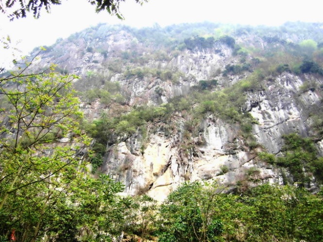 Những tảng đá khổng lồ chồng xếp lên nhau tạo những vách thành