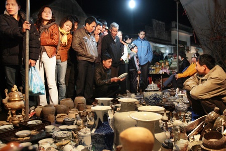 Có hai chợ Viềng là chợ Viềng ở gần Phủ Dầy huyện Vụ Bản (tỉnh Nam Định) hay còn gọi là chợ Viềng Phủ và Chợ Viềng ở gần chùa Bi huyện Nam Trực (tỉnh Nam Định) hay còn gọi là chợ Viềng Chùa. Dân gian có câu Chợ Viềng 2 chợ, 1 phiên chỉ 2 chợ cùng tên, họp cùng phiên, cùng buôn bán những mặt hàng giống nhau như cây xanh, đồ cổ, đồ cụ, công cụ nhà nông, thịt bò… Ảnh khampha