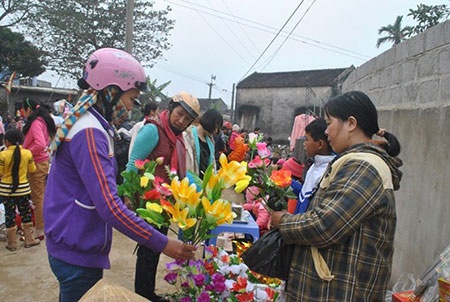 Chợ Thiều được tổ chức một lần vào dịp 26 tháng Chạp hằng năm, nhằm mục đích cầu may cho năm mới. Đây là phiên chợ cầu may tổ chức một năm một lần tại Thanh Hóa. Phiên chợ Thiều được tổ chức tại làng Thiều Xá, xã Cầu Lộc, Hậu Lộc (Thanh Hóa). Tương truyền, một nghĩa quân thời Lê do tướng Lê Phúc Đồng dẫn đầu đi dẹp loạn giặc ngoại xâm trên sông Mã, đoàn đến khúc sông bên chân núi Thiều thì thuyền mắc cạn. Vị tướng dẫn đầu ra lệnh cho quân nghỉ ăn cơm trưa chờ con nước lớn. Khi lên bờ nghỉ chân, tướng quân Lê Phúc Đồng bắt gặp một miếu thờ nhỏ nằm ngay bên chân núi do những đứa trẻ mục đồng của làng Thiều dựng lên. Ông thắp nén nhang cầu cho thuận buồm xuôi gió, đánh thắng giặc ngoại xâm. Thắp nhang xong, quay lại thì tướng quân vô cùng bất ngờ khi đoàn thuyền đã có thể xuôi dòng và tiến thẳng về cửa Thần Phù đánh giặc. Sau khi thắng giặc ngoại xâm trở về, tướng quân Lê Phúc Đồng về lại làng Thiều cho dân làng ăn mừng chiến công. Từ đó đến nay, cứ đến ngày ăn mừng chiến thắng này, người dân mở hội, chợ để tưởng nhớ. Truyền thống ấy được giữ đến ngày nay. Ảnh vietnamnet