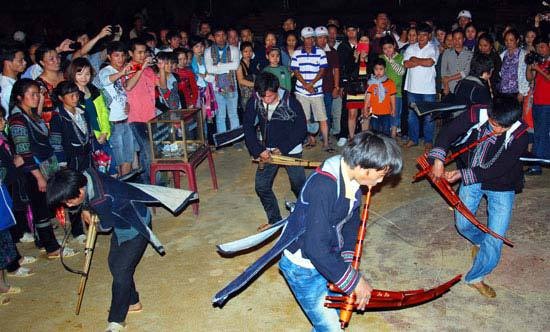 Chợ tình Sa Pa được biết là nơi các thanh niên dân tộc Mông, Dao, Tày, Giáy…cư trú tại Sa Pa tìm đến chợ mỗi cuối tuần để tìm bạn đời tương lai. 