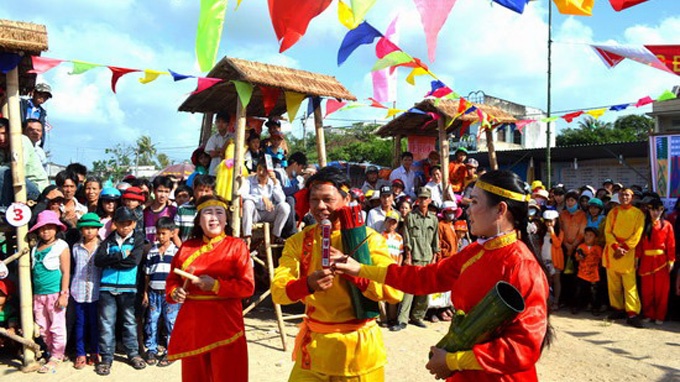 Cách thành phố Quy Nhơn khoảng 8km, chợ Gò Trường Úc, được nhóm họp trên một khu đất ven chân núi Úc, cạnh sông Trường Úc (thuộc huyện Tuy Phước, tỉnh Bình Ðịnh). Chợ họp một phiên duy nhất vào sáng mồng Một Tết Nguyên đán hàng năm. Ðây là nơi trai gái từ mọi ngả đổ về để hẹn hò, tâm tình kết duyên. Họ chen lấn xô đẩy, vui đùa với nhau rồi rủ nhau lên núi tâm tình. Chợ này được hình thành đã hơn hai trăm năm có lẻ, từ khi quân Tây Sơn - Nguyễn Huệ đóng doanh trại nơi đây.