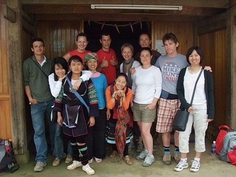 Bản Tả Van Giáy nằm trong thung lũng Mường Hoa thuộc xã Tả Van (Lào Cai), cả bản có 140 hộ dân nhưng có tới 40 hộ làm mô hình du lịch homestay. Có nghĩa là khách đến thăm quan bản Tả Van Giáy sẽ sống và thăm quan cùng với chủ nhà. Đến với bản Tả Van Giáy du khách sẽ được thưởng thức rau hái ngoài nương, cá tát dưới áo, gà và lợn do chính chủ nhà nuôi. Ảnh baodulich