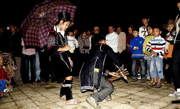 Người già vui vẻ đi hỏi thăm bạn bè, người trẻ có cơ hội giao lưu gặp gỡ, đặc biệt làm quen kết bạn qua tiếng Khèn, tiếng Sáo trong đó chứa đựng tình cảm mà họ muốn thổ lộ.