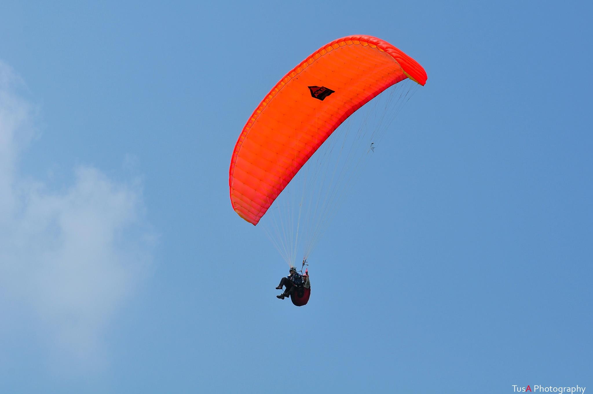 Đó là tháng 6/2012, tôi được tham gia bay đôi cùng phi công. Lúc đầu nghĩ đến bay rất sợ, lo lắng và hồi hộp. Nhưng khi nghe hiệu lệnh chạy, tôi nhắm mắt chạy ra khỏi đỉnh núi, khi mở mắt ra đã thấy mình đang ở trên trời. 