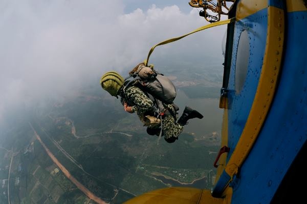 Khi ra đến cửa máy bay rồi thì không có đường lùi, có người đẩy bạn ra với bầu trời