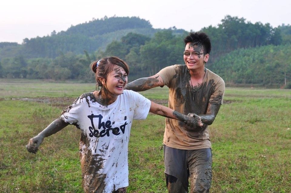 Hình ảnh lấm lem bùn của Trang khi hạ cánh xuống vùng lầy