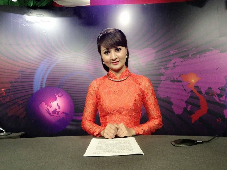 Làm MC, Biên tập viên, phóng viên ở kênh truyền hình VOV là công việc thường ngày của Thu Trang