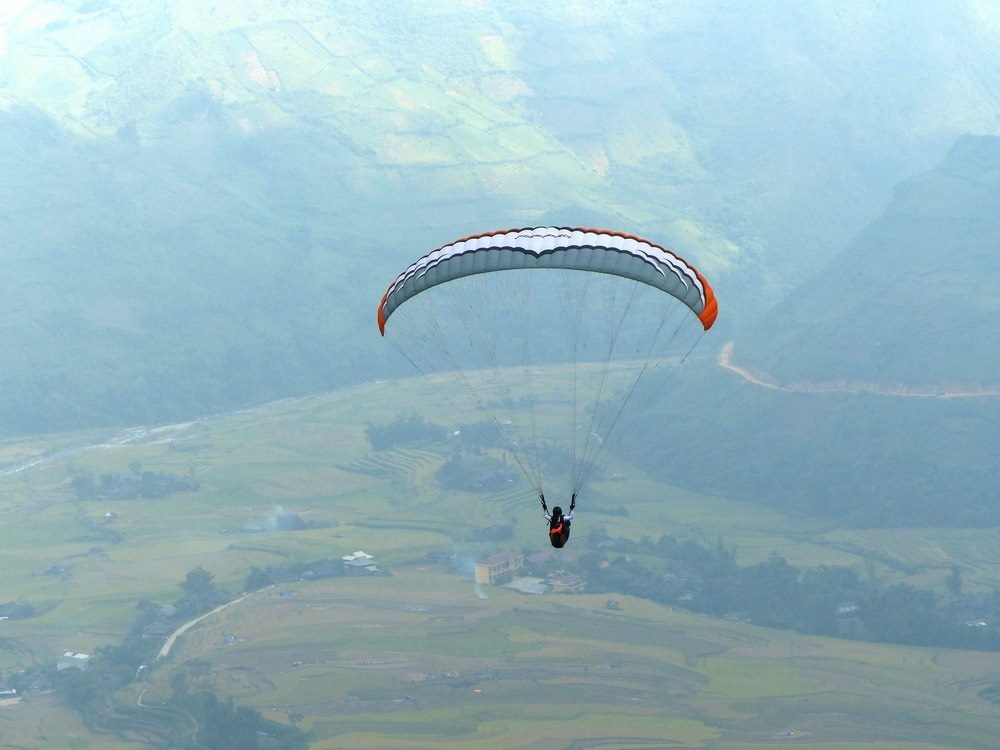 Cảm xúc vỡ òa, thấy sung sướng, mình được hòa mình vào thiên nhiên thực sự, cảm nhận luồng không khí, nắm tay đón gió…Trang mê bầu trời từ ngày ấy