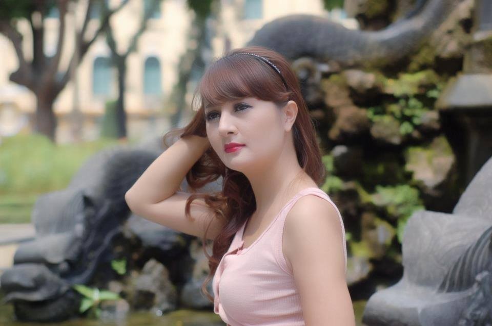 Co gai xinh dep voi so thich lao ra bau troi hinh anh