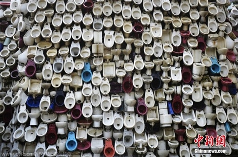 Thác nước được tạo ra từ hàng nghìn chiếc bồn vệ sinh