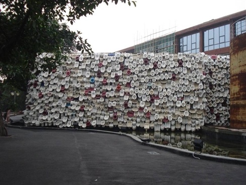 Đây là một tác phẩm nghệ thuật được tạo ra bởi bàn tay tài ba của nghệ sĩ Thụ Dũng. Ông Dũng cùng với nhóm của mình đã phải mất 2 tháng mới hoàn thiện thác nước bồn cầu này. 