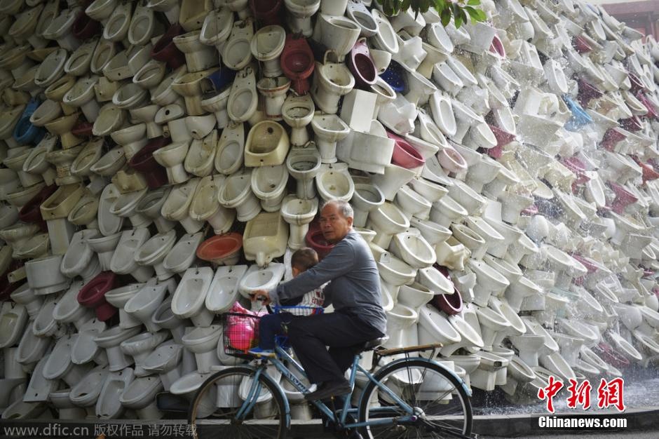 Tân Hoa Xã ngày 26/11 đưa tin, trước đây khi công trình này được tạo ra đã tạo nên một làn sóng dữ dội.