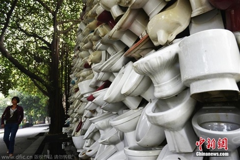 Bên cạnh những lời khen, ủng hộ cũng có không ít ý kiến cho rằng nó thật sự “quá lố”. 