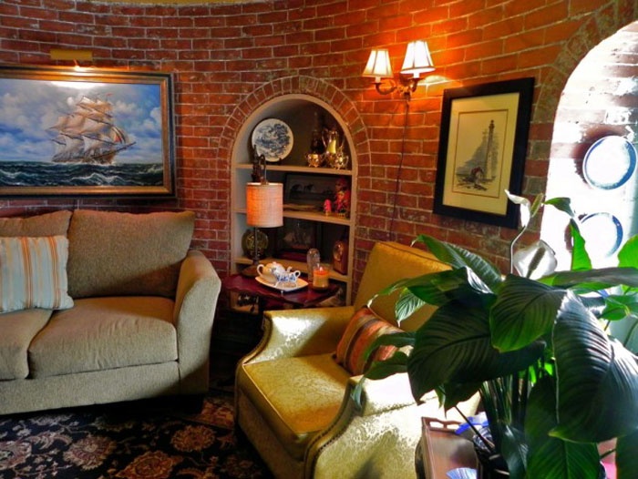 Qua đêm ở trong trong một ngọn đèn hải đăng có thể là ý tưởng lạ đối với nhiều người. Nhưng sẽ là một trải nghiệm khó quên khi giường ngủ của du khách nằm sát bờ biển và cho bạn cảm nhận được vị mặn của đại dương bao la.