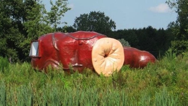 Tại Bỉ có một khách sạn trông giống như hậu môn khổng lồ. Mỗi năm có khoảng 200 đến 250 du khách sẵn sàng trả 165USD cho một đêm phục vụ tại đây. 