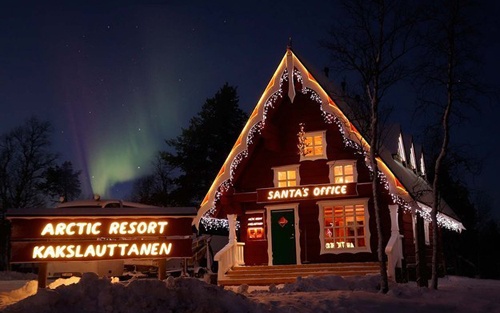 Khách sạn tại Khu nghỉ dưỡng Kakslauttanen ở Phần Lan là nơi mô phỏng thế giới của ông già Noel. Tại đây, những căn phòng được thiết kế độc đáo như những ngôi nhà tuyết. Đây cũng là địa điểm thu hút rất nhiều du khách vào mùa đông, nhất là dịp lễ Giáng sinh. 