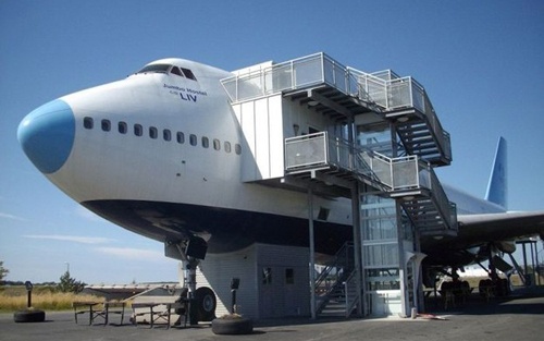 Khách sạn Jumbo Jet ở Stockholm, Thụy Điển được xây dựng từ chính một chiếc máy bay thật. Trẻ em có dịp được sống trong không gian của một chiếc Boeing, giống như thế giới của những người phi công. 