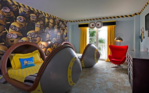 Khách sạn của vịnh Portofino tại Orlando, Florida, Mỹ thu hút trẻ em bởi được xây dựng dựa theo thế giới Minion của bộ phim hoạt hình “Despicable Me”. Nơi đây có đến 3 bể bơi lớn với những ống trượt nước và không gian tham quan của hãng phim Universal. 