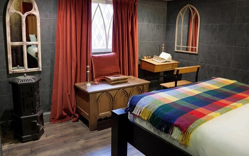 Khách sạn Georgian House tại London, Anh gây ấn tượng với trẻ em, đặc biệt là những em nhỏ yêu thích truyện “Harry Potter”. Tất cả những đồ đạc, kiến trúc đều được dựng theo hình ảnh ngôi trường Hogwarts mà anh chàng phù thủy này theo học trong truyện.