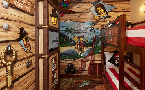 Khách sạn Legoland tại California, Mỹ là nơi lý tưởng dành cho những em nhỏ, đặc biệt là những em vốn đã quen thuộc với những bộ xếp hình Lego. Không chỉ những đồ đạc, cách trang trí gắn với các nhân vật của Lego, mà ngay cả phía bên ngoài khách sạn, những bức tường cũng được dựng độc đáo bằng những mảnh ghép. 