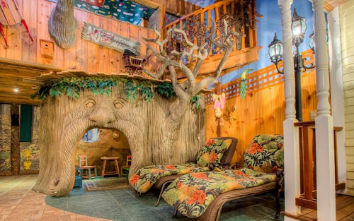 Ở Mỹ còn nổi tiếng với khách sạn Phiêu Lưu tại New Hampshire, được xây dựng theo những câu truyện cổ tích, thần thoại của nhiều trẻ em. Những em nhỏ tới đây như được sống trong giấc mơ của riêng mình, với ngôi nhà cây, hang động và những sắc màu cổ tích, thần thoại sống động. 