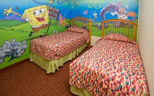 Khách sạn tại Khu nghỉ dưỡng Nickelodeon nằm ở Florida thì gây thích thú với nhiều trẻ em bởi những màu sắc rực rỡ trong mỗi căn phòng. Những bức tường, đồ trang trí mang dấu ấn của thế giới nhân vật bọt biển Spongebob. 