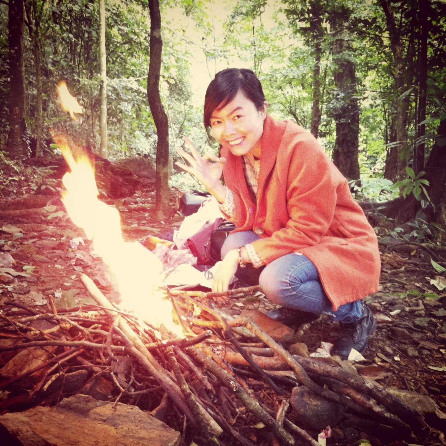 May mắn có được sự ủng hộ của gia đình, đặc biệt là mẹ và anh trai, những người có ảnh hưởng lớn và giúp đỡ Mỹ Hạnh rất nhiều. Trước đây mọi người rất lo lắng và thường khuyên Hạnh cân nhắc chuyện đi lại, nhưng bây giờ thì đều rất yên tâm và tin tưởng vào sự lựa chọn và những kỹ năng của Hạnh. Một lần cắm trại trong vườn quốc gia Ba Vì. Mặc dù đốt lửa ở khu vực được phép nhưng do vừa dứt cơn mưa nên củi ẩm ướt không cháy được. Cuối cùng, em xé một mảnh khăn nhỏ và nhúng lấy một ít xăng ở xe máy. Cách này hiệu quả tức thì nhưng phải hết sức cẩn thận.