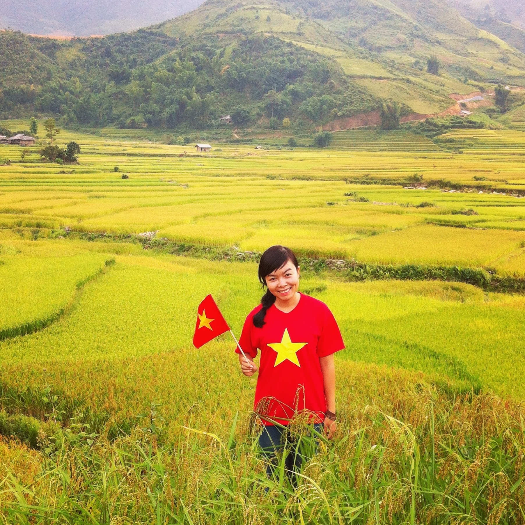 25 tuổi, Mỹ Hạnh hiện đang là phóng viên báo Nhân dân. Cô có đam mê đặc biệt được khám phá những vùng đất mới, tìm hiểu về văn hóa, cuộc sống của người dân các vùng.  Ảnh chụp mùa vàng ở bản Lìm Mông, Mù Cang Chải, Yên Bái