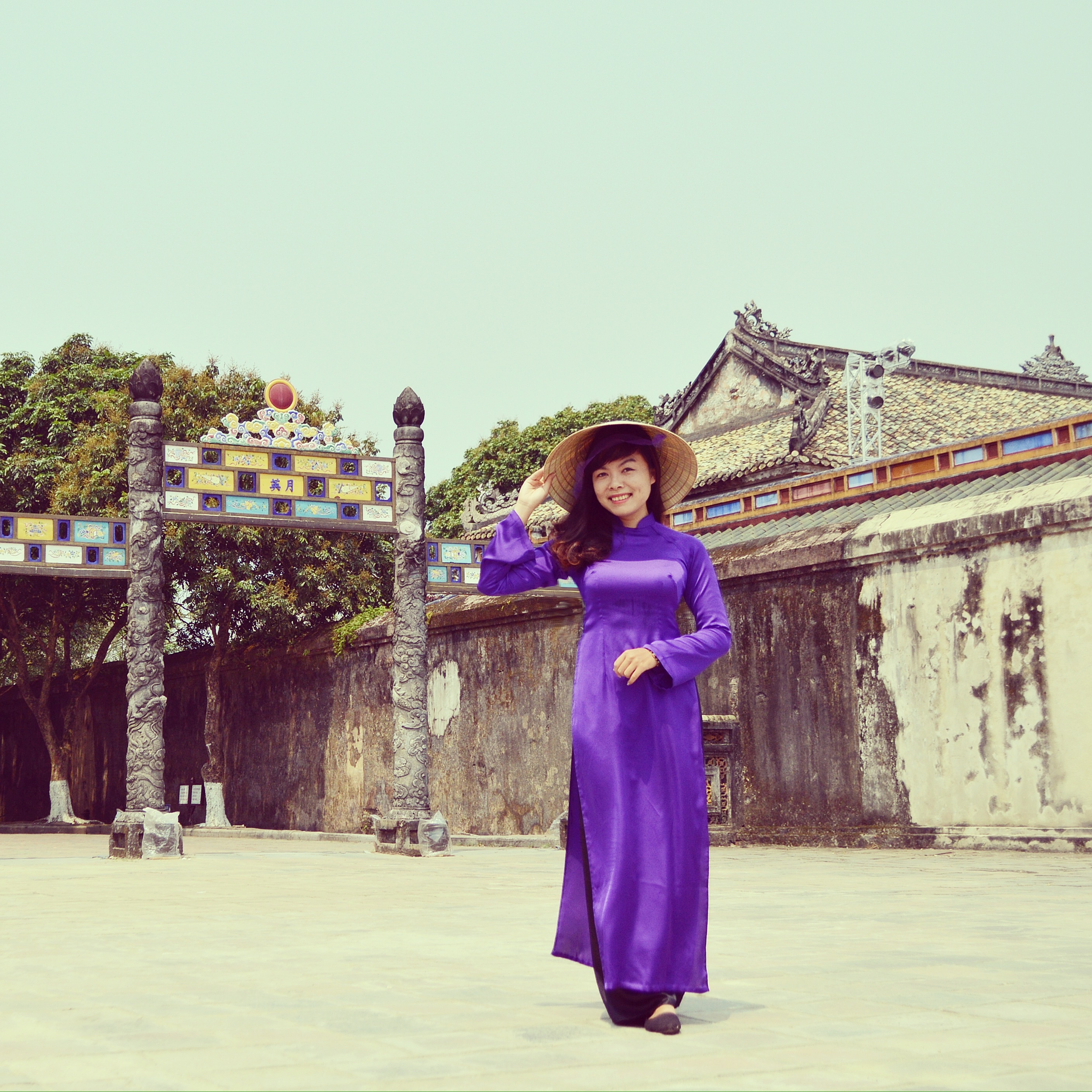 Thử làm cô gái Huế với tà áo dài tím trong Đại nội, Cố đô Huế. 