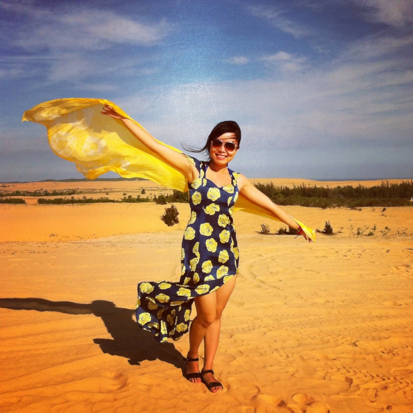 Mỗi khi đến một vùng đất nào mới lạ, Mỹ Hạnh thường tìm cách ở homestay, khách sạn chỉ là lựa chọn thứ hai. Có vậy mới cảm nhận được hết cuộc sống của người dân nơi đó. Từ ngã ba biên giới A Pa Chải cho đến đến đảo ngọc Phú Quốc, Hạnh chưa bao giờ phải thất vọng với sự hiếu khách của con người bản xứ.  Ảnh chụp Đồi cát bay ở Mũi Né, Phan Thiết. Ở đây có đồi cát mênh mông như sa mạc và trò chơi đi xe địa hình cảm giác mạnh, với chủ yếu là du khách nước ngoài. Đã có vài người phục vụ cố gắng chào và mời em bằng tiếng Anh.